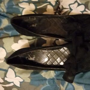 Black suede medium heels